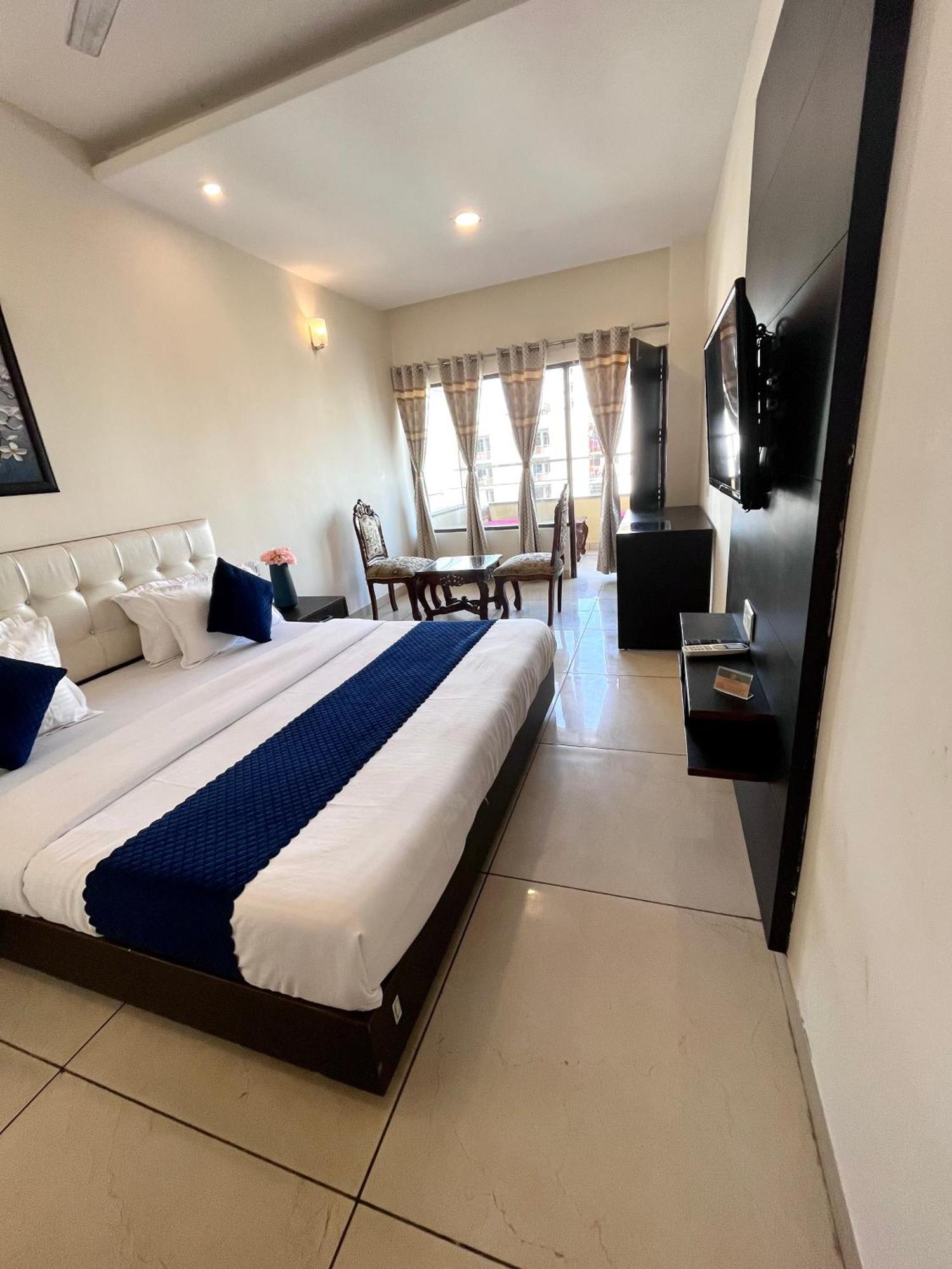 Отель Jb Residency Zirakpur !! Top Rated & Most Awarded Property In Zirakpur Экстерьер фото