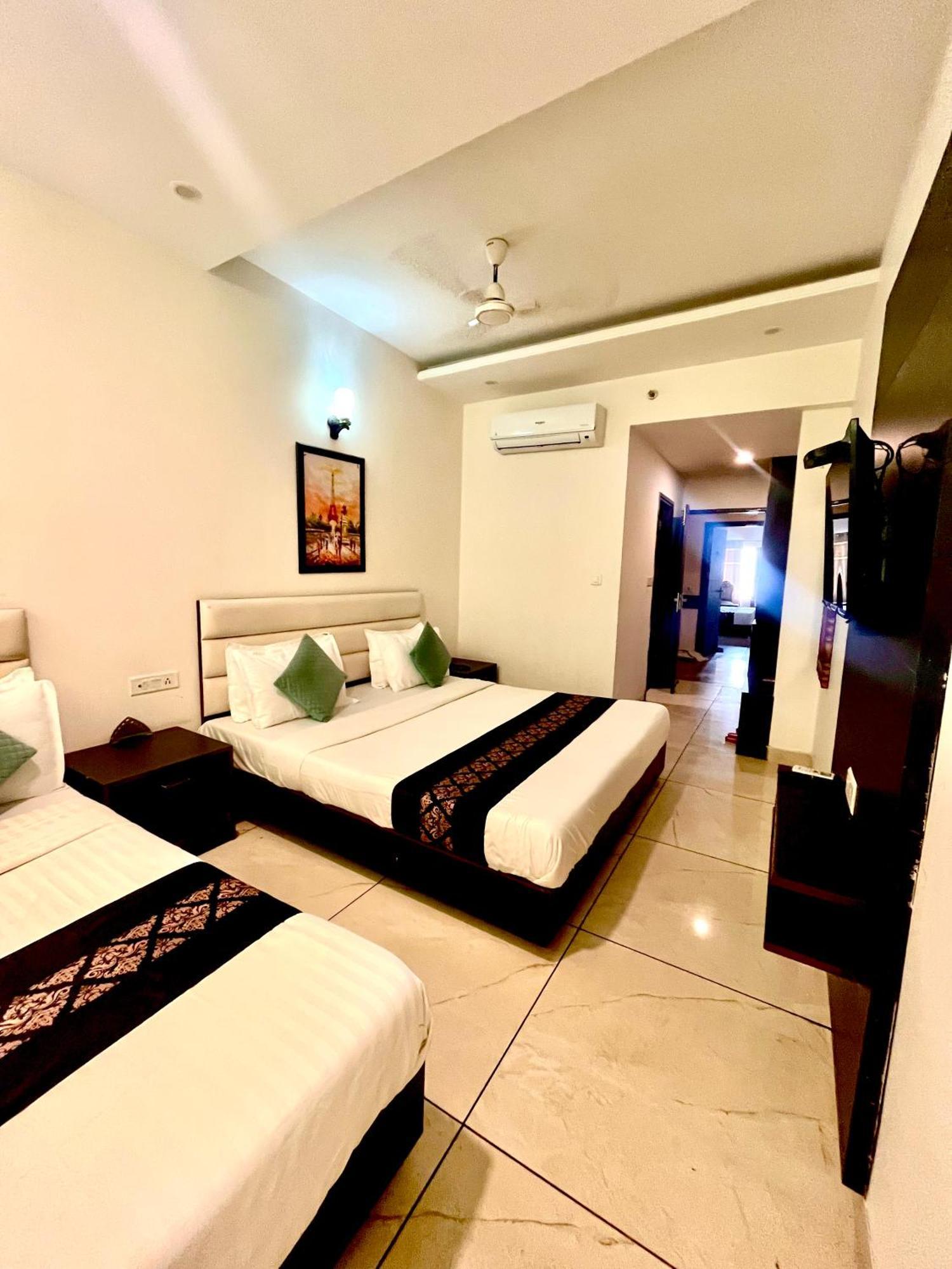 Отель Jb Residency Zirakpur !! Top Rated & Most Awarded Property In Zirakpur Экстерьер фото